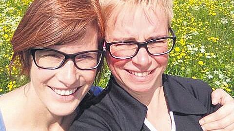 Ost und West glücklich vereint: SÜDKURIER-Redakteurin Angelika Wohlfrom und ihre Frau Ira bei einem Ausflug auf die Schwäbische Alb.