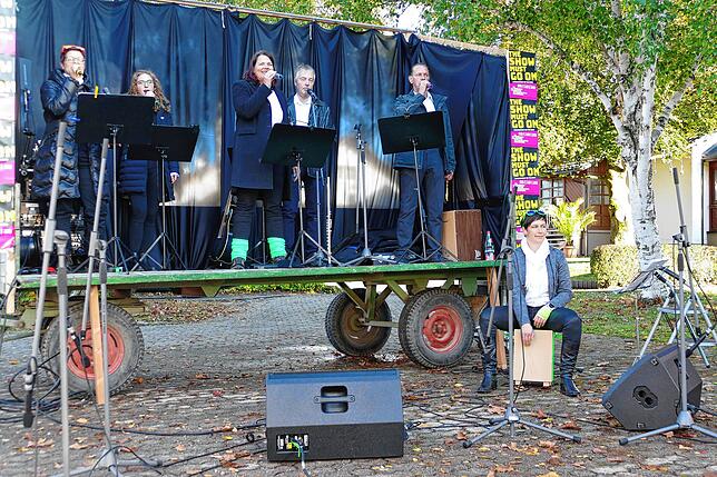 Eine A-capella und Akustik-Formation trägt zur musikalischen Abwechslung bei.