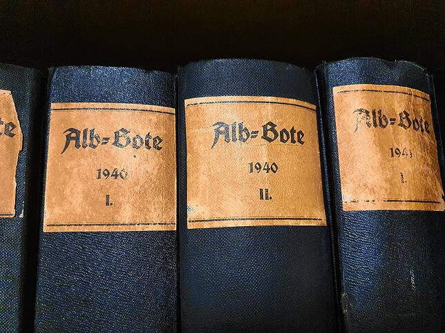 Diese gedruckten Bände des Alb-Bote stammen aus dem Jahr 1940. Auch sie sollen digital für die Nachwelt erhalten bleiben.