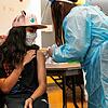 Hier wird eine Highschool-Schülerin geimpft. Die Schulen in USA setzen auf Maskottchen, Preise und Wettbewerbe, um Jugendliche ab zwölf ...