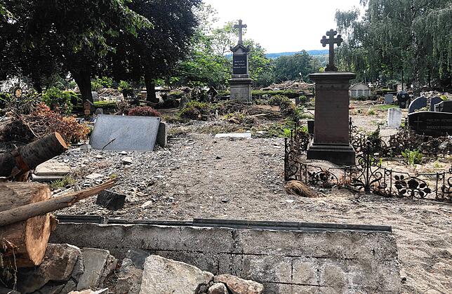 Auch den örtlichen Friedhof hat die Schlammlawine nicht verschont. Nach dem Rückgang des Wassers wird der ganze Schaden sichtbar.