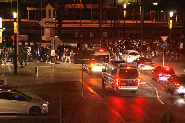 Auch am Montag kam es wegen dem Protestzug zu Behinderungen des Verkehrs. OB Bernd Häusler sieht darin wachsenden Gefahrenpotenzial, ...