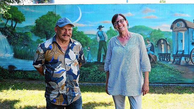 Alexander Flügler, Vorsitzender des Zentralrats der Jenischen, und Regina Henke, Mitglied im Förderverein der Jenischen, in Flüglers ...