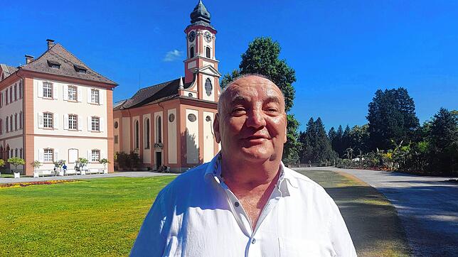 Herbert &bdquo;Brandy&ldquo; Brand steht vor Schloss und Kapelle auf der Insel Mainau. Seit dem 1. Juni ist der langjährige Küchenchef ...