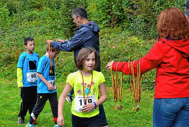 Jedes Kind bekommt nach dem Kinderlauf eine Medaille.