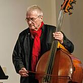 Jean-Paul Mathé spielt den Kontrabass und amüsiert als Conférencier.