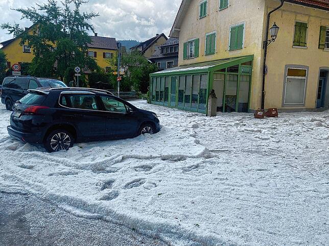 Im Hagelkorn versunken. Ein unwirklich wirkendes Foto in der Seestraße von Sipplingen am 1. Juli.