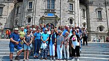 Die Pilgergruppe aus dem Aachtal ist nach der Wallfahrt vor der Klosterkirche in Einsiedeln angekommen. Foto: Franz Duffner