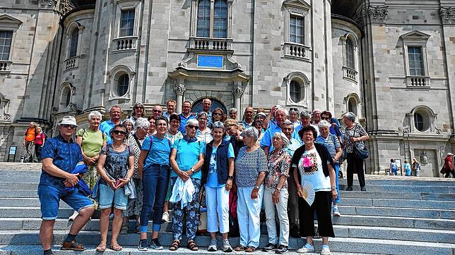 Die Pilgergruppe aus dem Aachtal ist nach der Wallfahrt vor der Klosterkirche in Einsiedeln angekommen. Foto: Franz Duffner