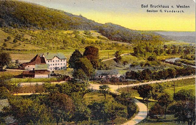 Auf dieser über 100 Jahre alten Postkarte ist die Kreuzung mit den vier einmündenden Straßen links aus dem Schlüchttal kommend und nach ...