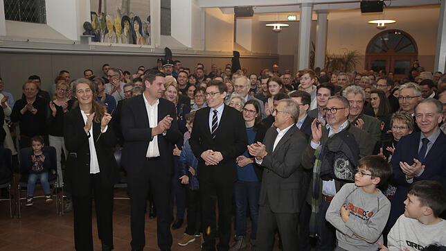 Applaus am Sonntagabend für den neuen Volkertshauser Bürgermeister Marcus Röwer (Mitte). Das Bild zeigt (von links) die Kandidaten Elke ...