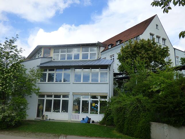 Der 23 Jahre alte Anbau (links im Vordergrund) der Jakob-Gretser-Grundschule soll für einen neuen Anbau weichen. In dem soll dann auch ...