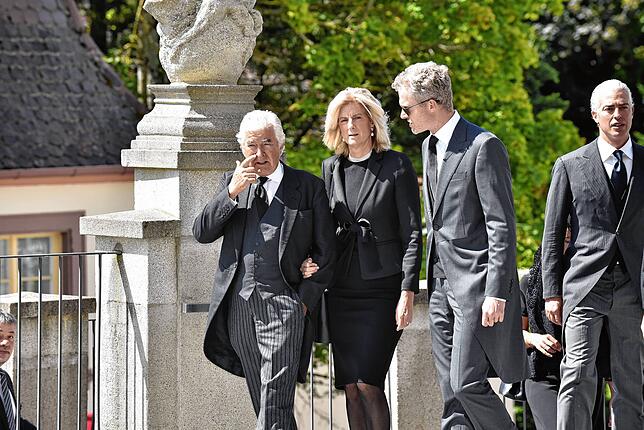 Bild 9: Abschied von Heinrich Fürst zu Fürstenberg: Besucher auf dem Weg in die Donaueschinger Stadtkirche