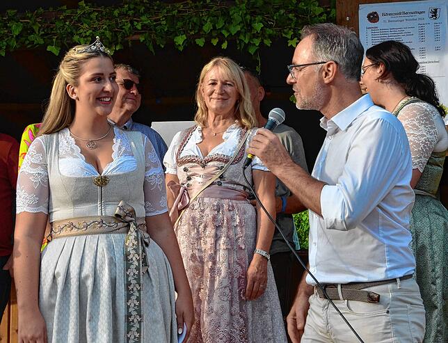 Bild 3: Beim Bermatinger Weinfest wird auch am Samstag gefeiert! Wir haben die besten Bilder – Teil 1