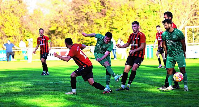 Bild 1: Unsere Bildergalerie von Bezirksligaspiel zwischen dem FC Bodman-Ludwigshafen und dem TSV Aach-Linz