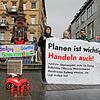 Mit einer Mahnwache erinnerten Klimaschützer im Mai 2024 daran, dass Konstanz funf Jahr zuvor den Klimanotstand ausgerufen hatte. Doch ...