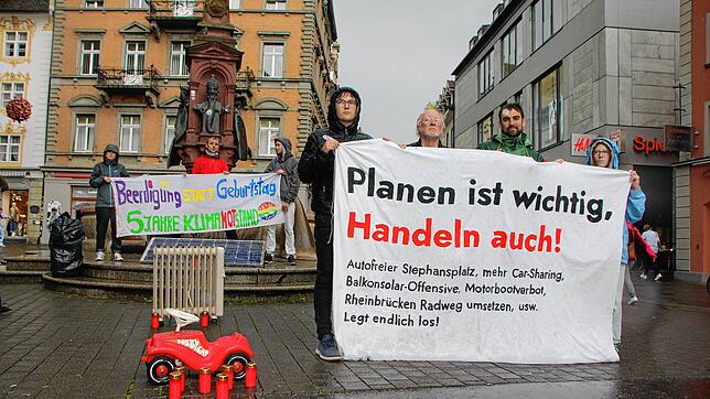 Mit einer Mahnwache erinnerten Klimaschützer im Mai 2024 daran, dass Konstanz funf Jahr zuvor den Klimanotstand ausgerufen hatte. Doch ...