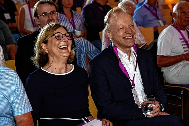L-Bank Vorstandchefin Edith Weymayr und Ifo-Chef Clemens Fuest auf ihren Plätzen im Publikum.