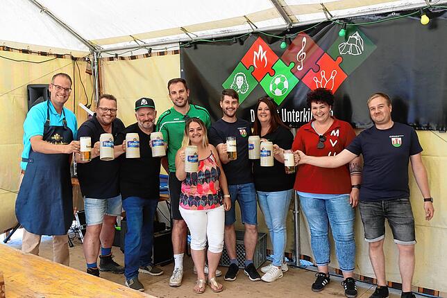 Die Vertreter der Vereine mit Jessica Krezalek (Dritte von rechts), die die Organisation des Dorffestes leitet, und Bürgermeister ...