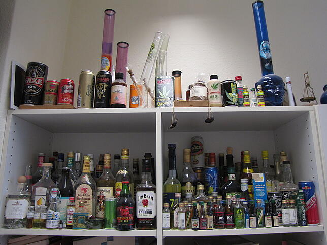 Bierflaschen und Hochprozentiges steht in einem Regal im Büro von Andreas Alt.