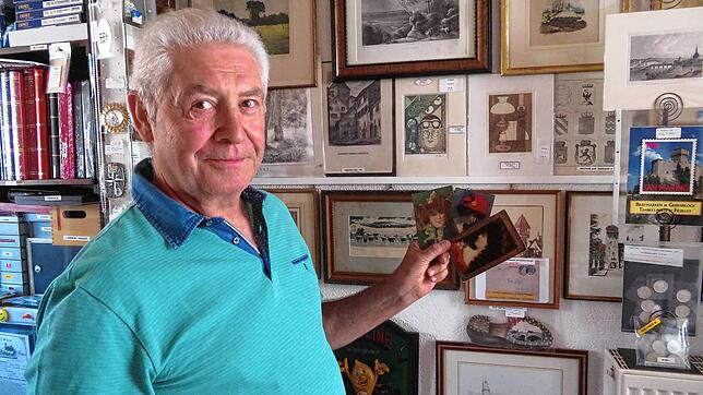 Postkartensammler Martin Volk aus Rheinheim mit drei seiner seltenen Postkarten: Porträts mit einer Dame und mit echtem Haar.
