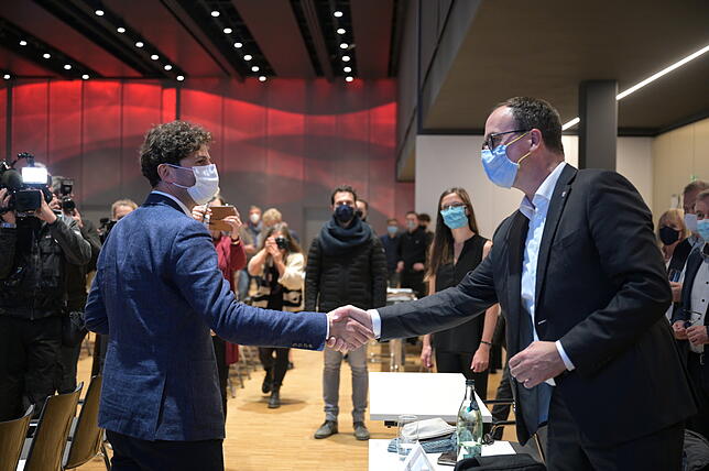 Luigi Pantisano und Uli Burchardt begrüßen sich im Bodenseeforum