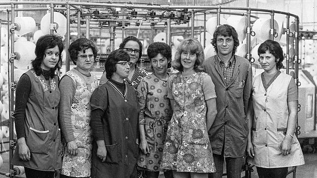 Das Damenteam der Strickerei im Jahr 1972 mit Eckart Neubert: Hier wurden gewaltigen Mengen an Maschenware hergestellt &ndash; bis die ...