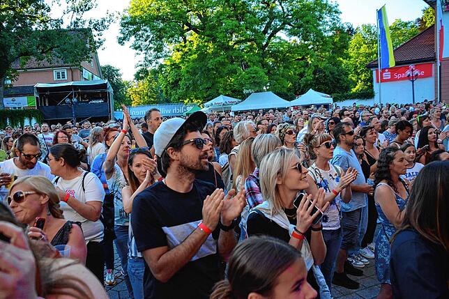 Begeisterte Fans aus der ganzen Region genießen das Konzert der Söhne Mannheims. Jeder Tag der Sommersinnfonie 2022 war ein Ereignis für ...