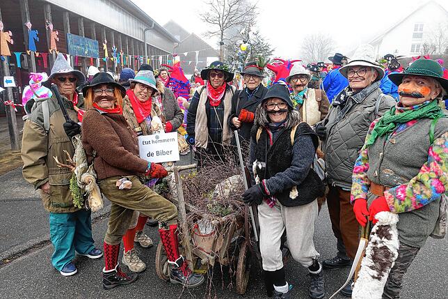 Die Straßenfrauen haben sich als Wilderer in Schale geworfen.