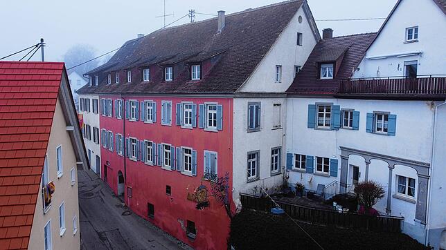 Düster sieht die Zukunft des einstigen Adlers in Sipplingen aus. Der markante rote Bau steht leer, Flüchtlinge haben dort nie gewohnt.