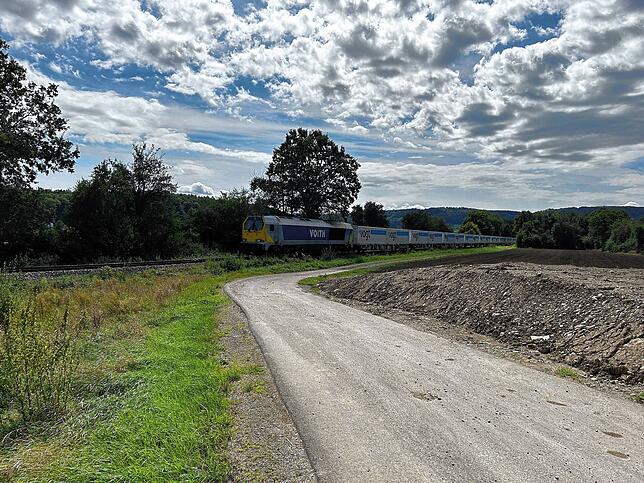Auf der Wutachtalbahn verkehren wieder Güterzüge. Hier bei der ersten Fahrt in Richtung Blumberg, zwischen Oberlauchringen und ...