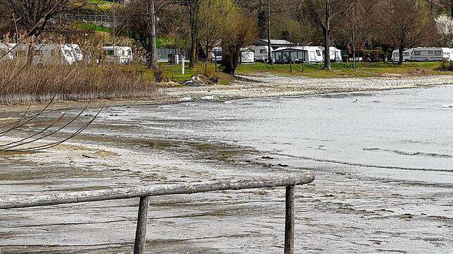 Der Uferbereich am Campingplatz Ludwigshafen weist eine breite Sandbank auf.