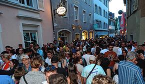 Knapp 5000 Besucher strömten laut Angaben des Veranstalters zur ersten Auflage des Gassenfreitags am 2. Mai in die Niederburg.