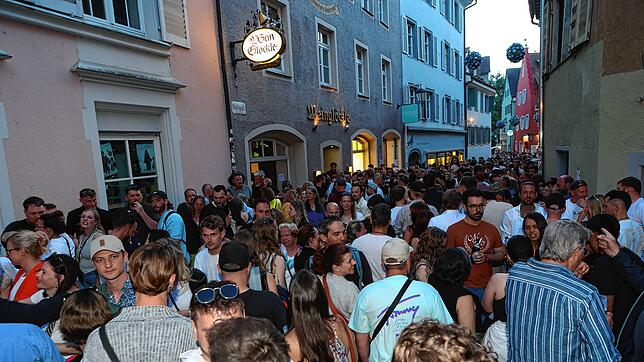 Knapp 5000 Besucher strömten laut Angaben des Veranstalters zur ersten Auflage des Gassenfreitags am 2. Mai in die Niederburg.