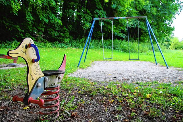 Der Spielplatz im Osterholz ist in die Jahre gekommen und hat nicht sehr viele Spielgeräte zu bieten, besticht aber durch seine ...
