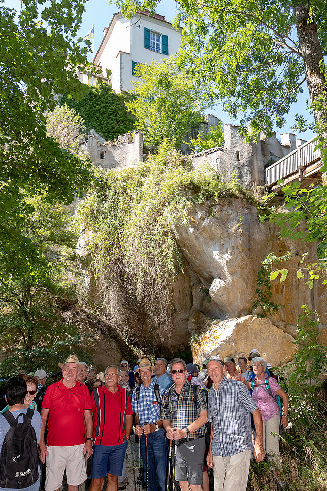 Unterhalb von Schloss Bronnen versammelte sich die Wandergruppe zu einer Rast mit Getränken.