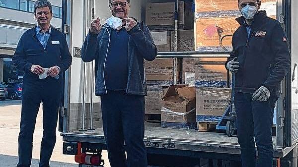 Oberbürgermeister Jürgen Roth freut sich: Karsamstag erreicht die Stadt eine sehnlich erwartete Lieferung.