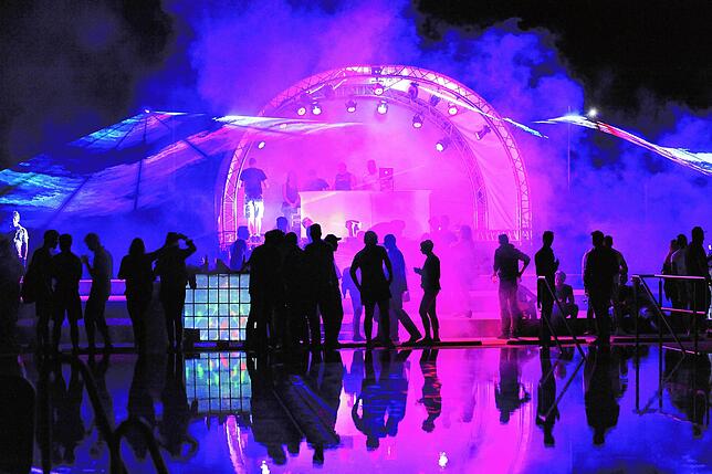 Stimmungsvolle Beach-Party im Blumberger Panoramabad.