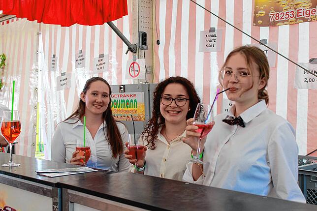 Ann-Julie Münnich, Rebecca Renner und Jelena Zeiher (von links) von der Katholischen Jugend Orsingen arbeiten an der Sektbar.