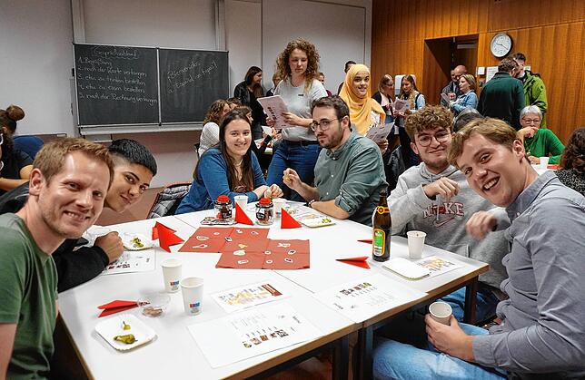 Gute Laune: Diese hier haben Spaß bei „Espanol con tapas, einem Spanisch Crashkurs mit Verköstigung. Bild: Ursula Freudig