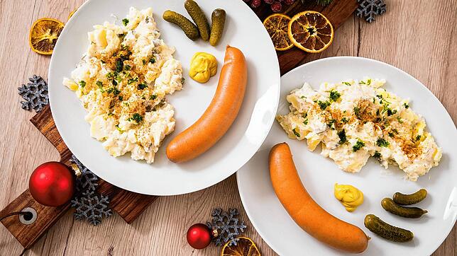 Würstchen mit Kartoffelsalat: Das Gericht kommt an Heiligabend bei etwa einem Drittel der Deutschen auf den Tisch.