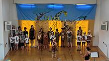 Den heißesten Tag der Woche hatte sich die Singschule St. Fridolin ausgesucht um das Musical „Tuishi pamoja“ aufzuführen. Foto: ...