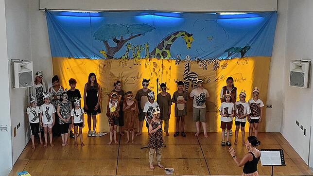 Den heißesten Tag der Woche hatte sich die Singschule St. Fridolin ausgesucht um das Musical „Tuishi pamoja“ aufzuführen. Foto: ...