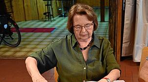 Besonderes Geschick erfordert das Ausstopfen der Stoffhüllen mit einer speziellen Watte durch ein enges Loch mithilfe eines extra ...