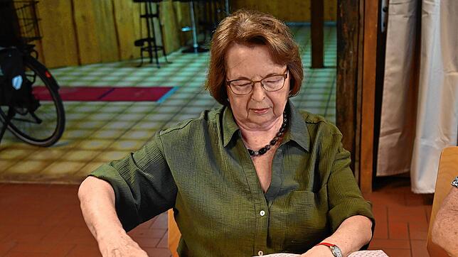 Besonderes Geschick erfordert das Ausstopfen der Stoffhüllen mit einer speziellen Watte durch ein enges Loch mithilfe eines extra ...