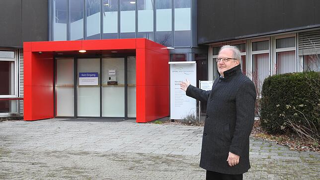 Jetzt kann es richtig losgehen: Campus-Manager Peter Mast vor dem Spitalgebäude, das seit Dienstag offiziell im Besitz der Stadt ist.