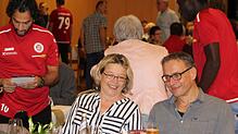 Die Spieler der ersten Mannschaft um Faruk Gül übernahmen beim Galaabend in der Stadthalle die Bewirtung der Gäste.
