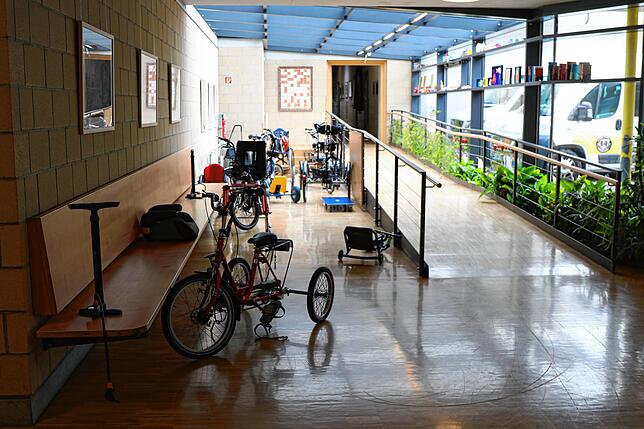 Die Haldenwang-Schule in Singen ist zu klein geworden. Weil diese körperlich eingeschränkt, brauchen sie zahlreiche Hilfsmittel – ...