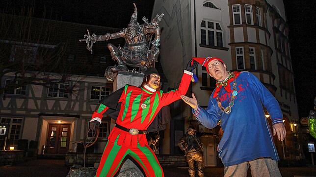 Am Ende musste der Poppele dem Zunftmeister die Kappe stellvertretend für die große Narrenschar entreißen.