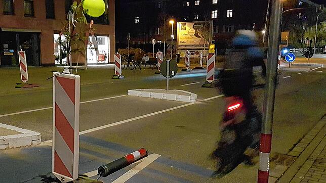 Das liegt er wieder: zum bereits zehnten Mal. Das Narrenbäumchen bekam deshalb am Montag nicht der Poller, sondern seine Vertreterin ...